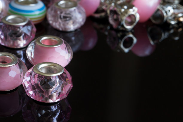 珠宝珠与明亮的彩色水晶豪华时尚配饰背景图片下载