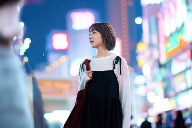 一位年轻女子在看市中心图片下载