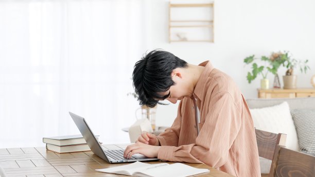 工作时犯困的人图片下载