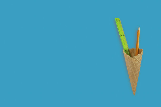 铅笔和尺子在冰淇淋华夫蛋筒里。图片下载