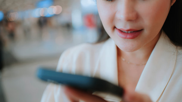 女性与智能手机语音助手互动图片下载