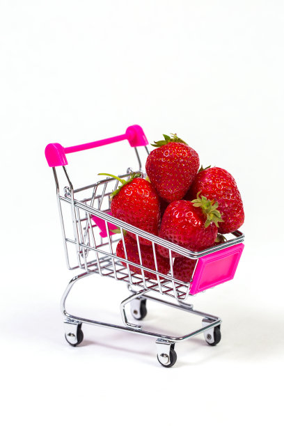 杂货店推车里的草莓，背景为白色图片下载