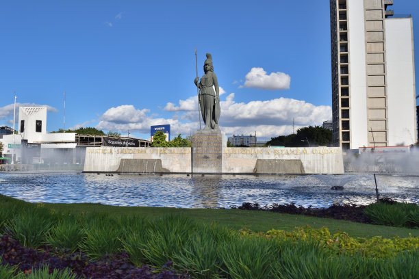 在瓜达拉哈拉，密涅瓦雕像和一些建筑物的地面上拍摄的照片图片下载