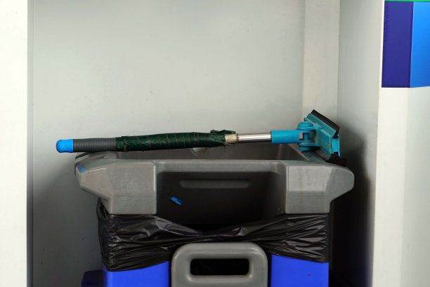 蓝黑相间的绿色手柄垃圾桶上的汽车玻璃雨刷。图片下载