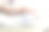 特写镜头:一只雌性的手抚摸着熟睡的白猫。图片下载