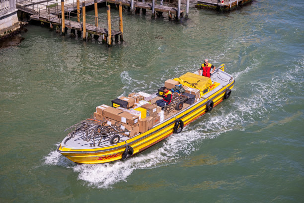 运河里一家包裹递送公司的船图片下载