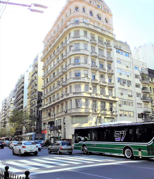 布宜诺斯艾利斯的建筑和汽车。图片下载