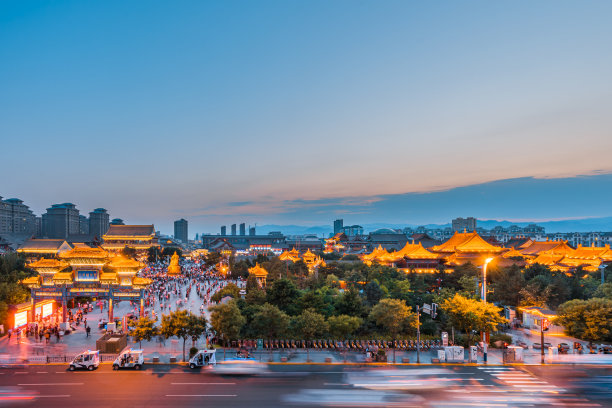 中国内蒙古呼和浩特大召寺高角度风景与城市天际线图片下载