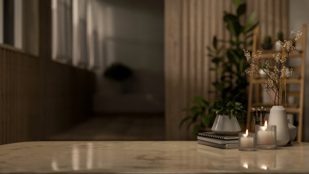 在夜晚的黑暗房间里，在中性大理石桌面上展示产品的复制空间。图片下载