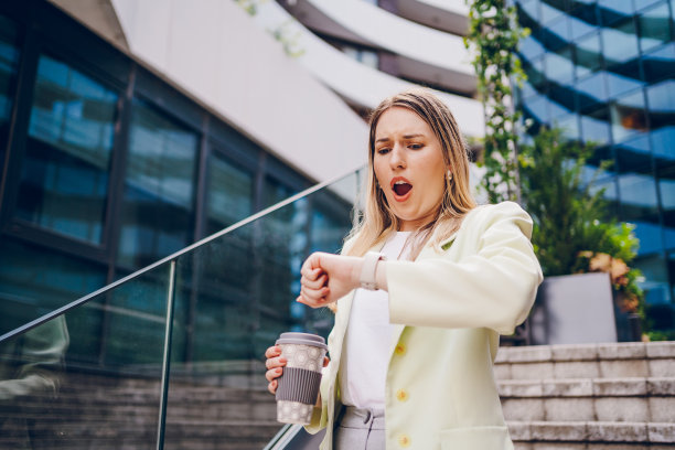 一位女商人看了看表，急忙去上班图片下载