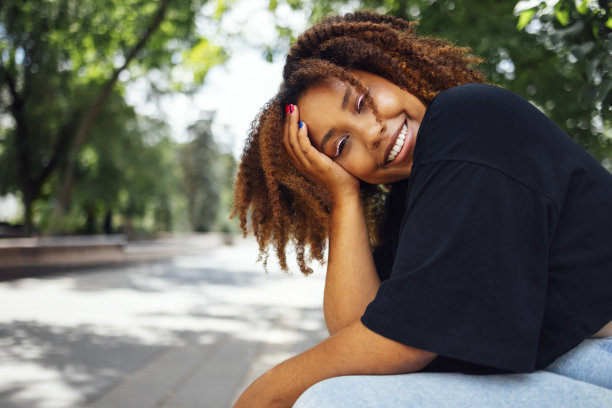 卷发迷人开朗皮肤黝黑的人有好心情的特写照片图片下载