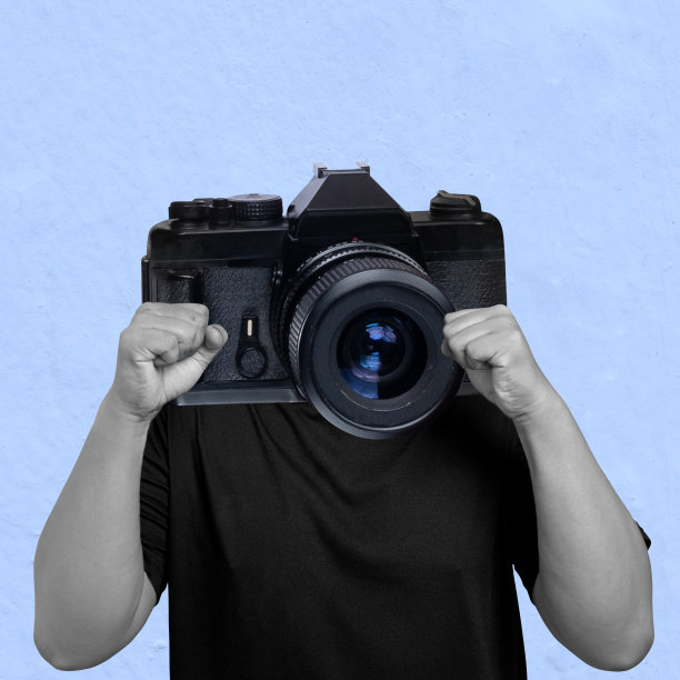 拿着相机头的男人兴奋地表情着图片下载