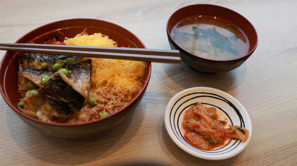 传统的日本菜和亚洲菜摆在桌上。日本餐馆里的传统日式早餐，有米饭、鱼和蔬菜。不同菜肴的特写照片，健康饮食的概念。图片下载