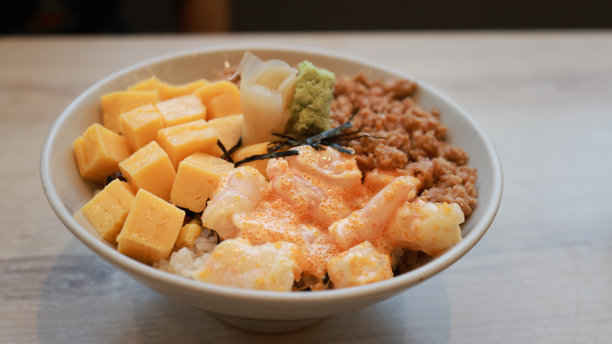 传统的日本菜和亚洲菜摆在桌上。日本餐馆里的传统日式早餐，有米饭、鱼和蔬菜。不同菜肴的特写照片，健康饮食的概念。图片下载