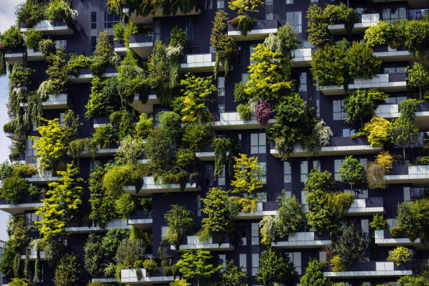意大利米兰的现代摩天大楼，阳台上有绿树和五颜六色的植物，就像一个垂直的森林图片下载
