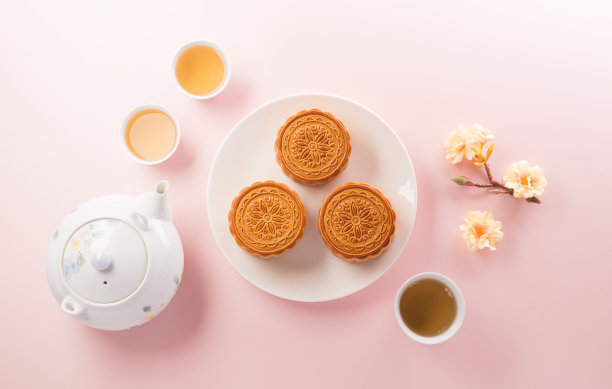 中国中秋节的概念由月饼，茶和梅花在柔和的背景。图片下载