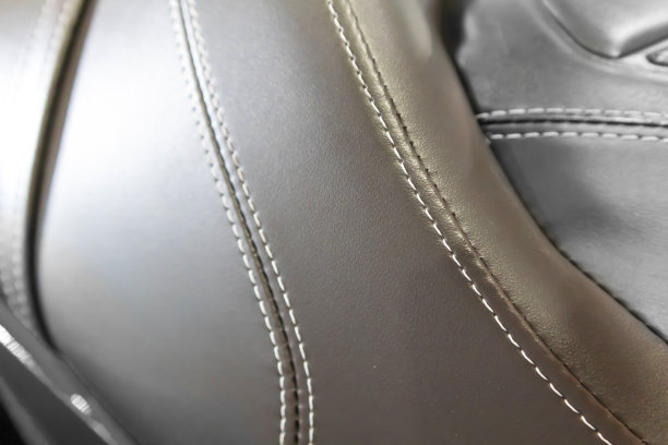 汽车真皮座椅的内部视图。宏观图景。，自然绒面革与抽象纹理的背景图片下载