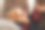 小女孩用不同的怪物装饰万圣节纸杯蛋糕的裁剪照片图片下载