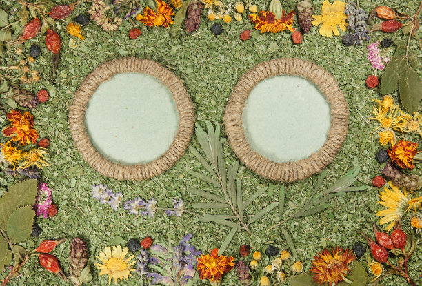 碎花碎叶的背景。剪贴簿元素由花朵和花瓣的马赛克组成。用于卡片、请柬和祝贺。彩色照片衬底图片下载