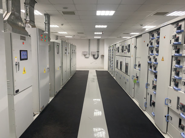 带有黑垫发电厂的房间的电板图片下载