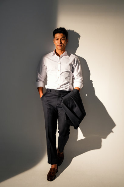 亚洲男人的肖像，穿着暖色调的西装图片下载