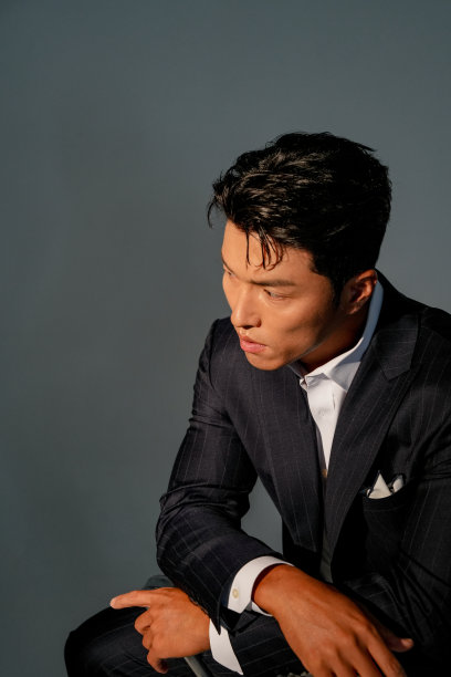 亚洲男人的肖像，穿着暖色调的西装图片下载