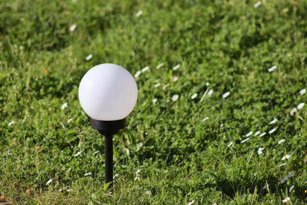 花园装饰床上的球形灯图片下载