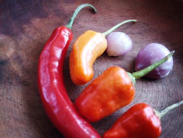 红辣椒和青葱在木碗里的照片图片下载