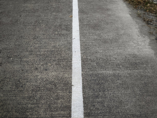 柏油路上笔直的白线图片下载