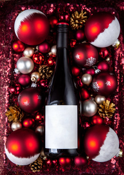 酒瓶和圣诞球装饰在礼品盒为12月的节日庆祝活动图片下载