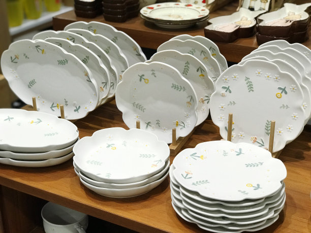 商店里的陶瓷餐具，照片特写图片下载