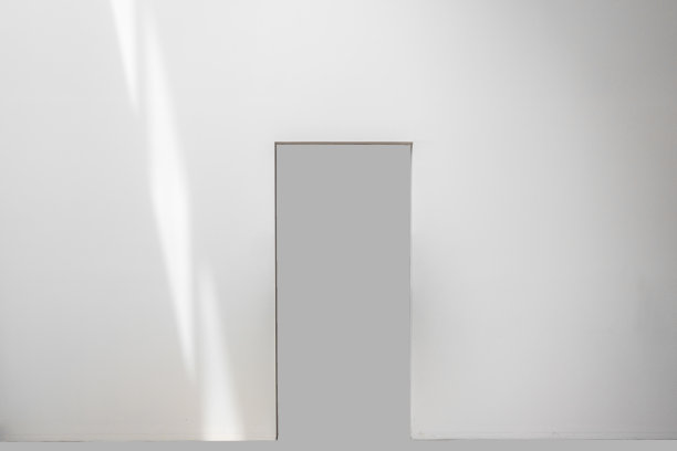 门框在白色油漆墙与柔和的阳光图片下载