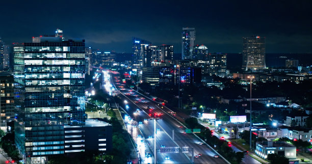 无人机拍摄的德克萨斯州休斯顿610号州际公路夜间照片图片下载