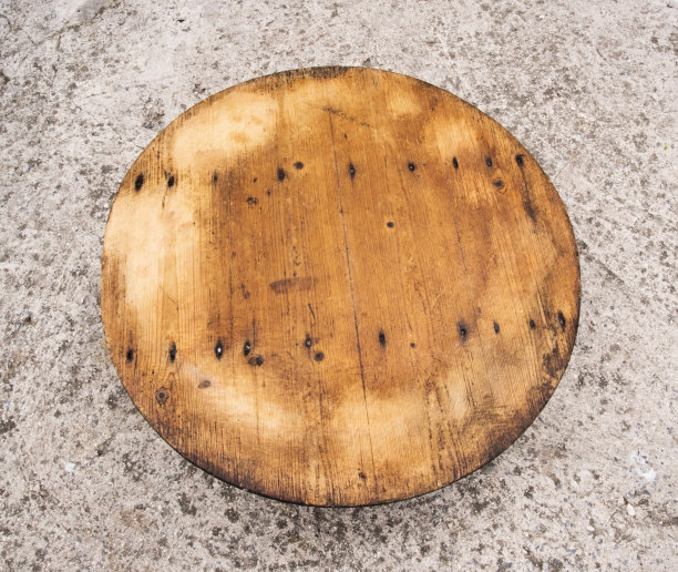 上图木质餐具。木制圆桌，火鸡。旧圆桌，安纳托利亚图片下载