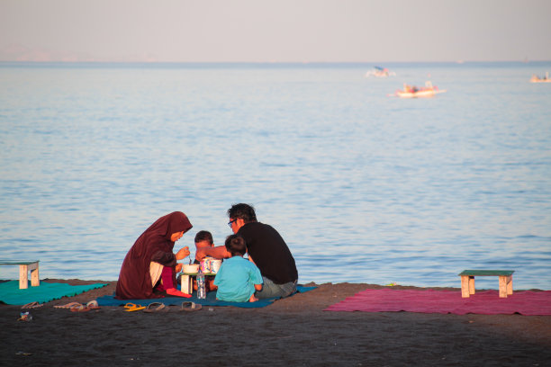 一家人早上在Loang Balok海滩上放松图片下载
