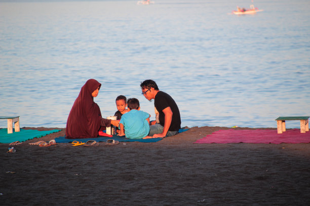 一家人早上在Loang Balok海滩上放松图片下载