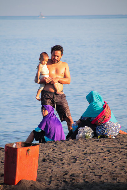 一家人早上在Loang Balok海滩上放松图片下载