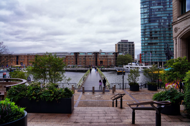 伦敦金丝雀码头商业金融区卡伯特广场公共空间、公园和花园的雕塑图片下载