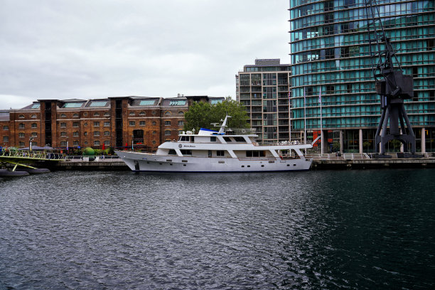 伦敦金丝雀码头商业金融区的北码头图片下载