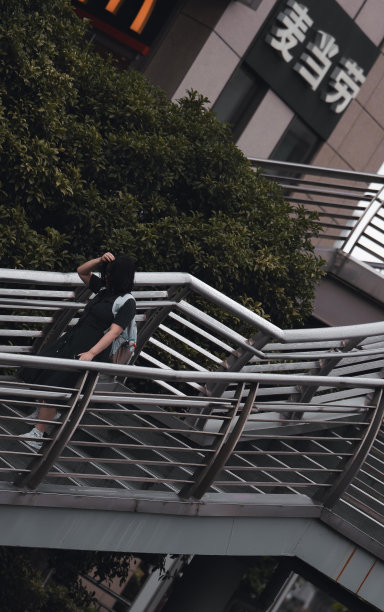 下雨天的上海南京街景图片下载