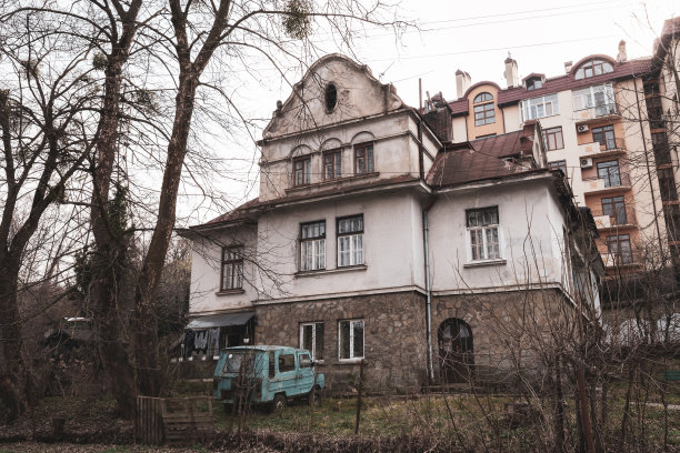 秋天雾蒙蒙的风景，破旧阴沉的废弃房子和生锈的汽车图片下载