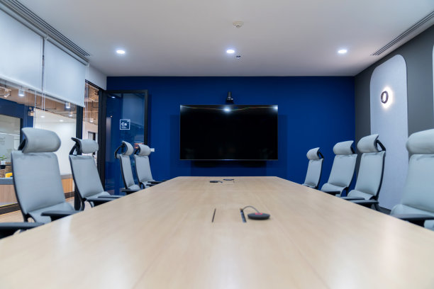 在这座城市的一间现代化的办公室里，摆着一张时髦而豪华的会议桌。设计优雅的房间设有现代办公椅，干净的线条，和高端的家具，创造一个复杂和舒适的商务环境图片下载