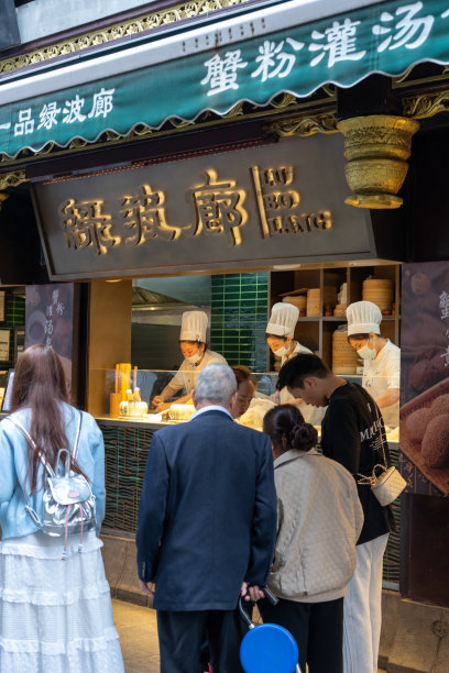 游客参观上海豫园市场图片下载