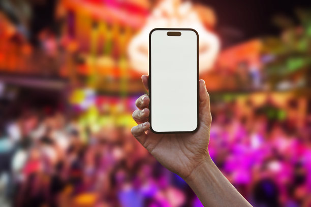 年轻女子在夜城背景下展示手机的空白屏幕图片下载