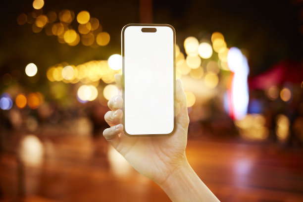 年轻女子在夜城背景下展示手机的空白屏幕图片下载