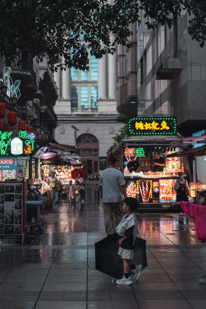下雨天的上海南京街景图片下载