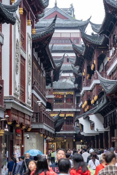 游客参观上海豫园市场图片下载