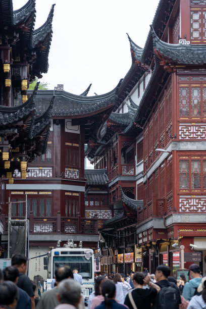 游客参观上海豫园市场图片下载
