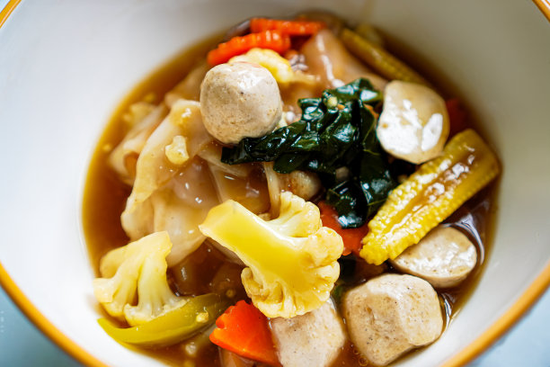 餐桌上的碗里放着自制的素肉汁面和香菇的特写照片。图片下载