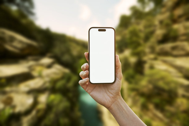 年轻女子展示手机空白屏幕在夏天的背景图片下载